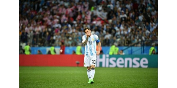 Maradona hält Messi Trikot